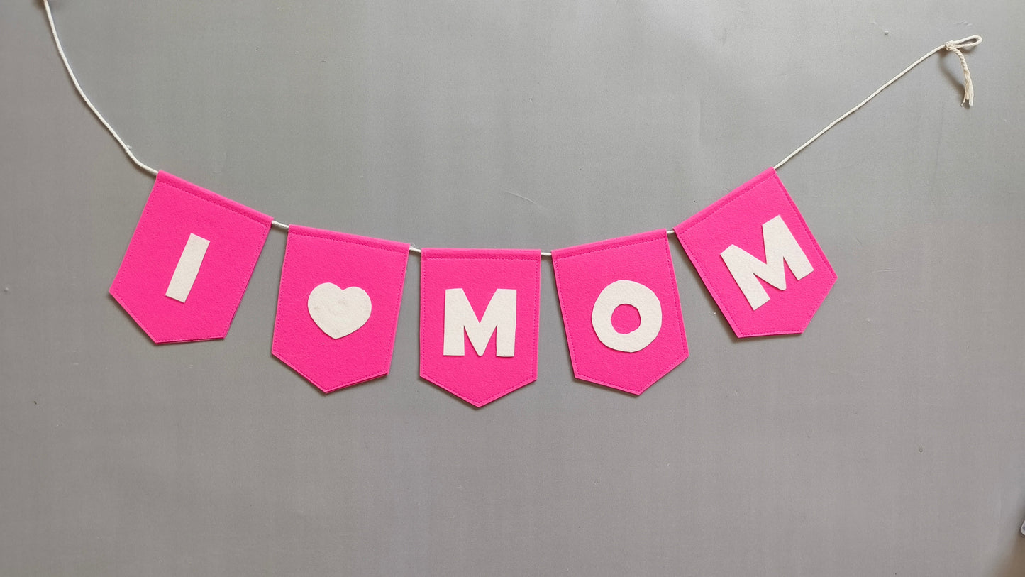 I ♥ MOM Felt Banner